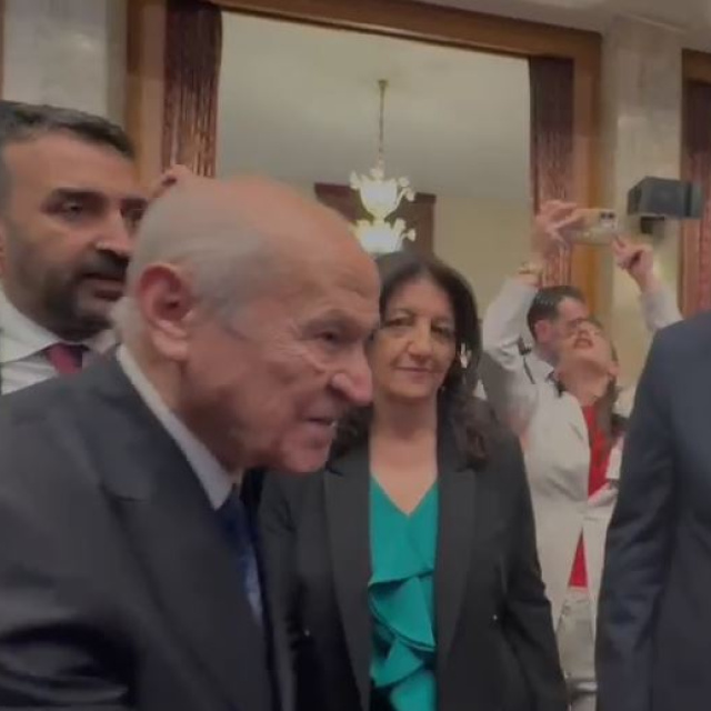 Bahçeli DEM'lilerin yanına geldi