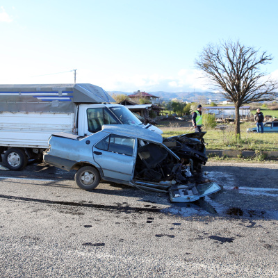 Araç ikiye bölündü, sürücü kurtarılamadı
