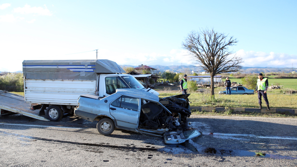 Araç ikiye bölündü, sürücü kurtarılamadı