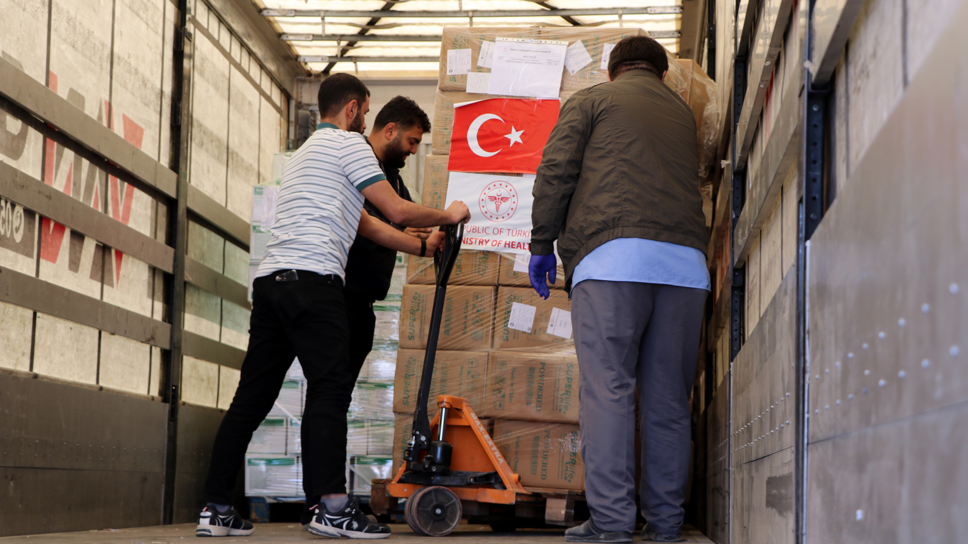 İran'a 6 yardım TIR'ı daha gönderildi: Toplam 9'a yükseldi