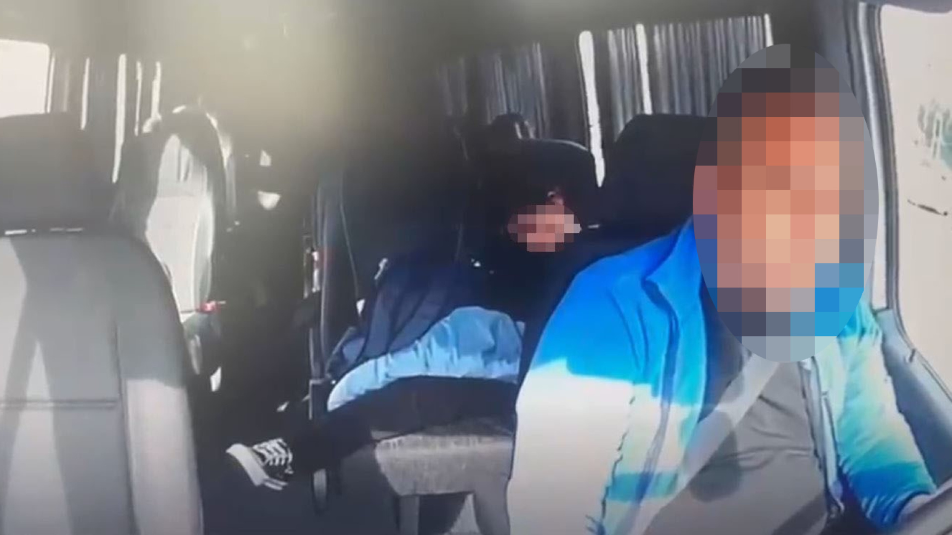 İstanbul'da okul servisi ile kamyonet kafa kafaya çarpıştı: Uyuyan öğrenci koridora düştü