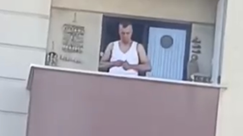 Balkonda silah şarjörü doldurdu, yakalandı