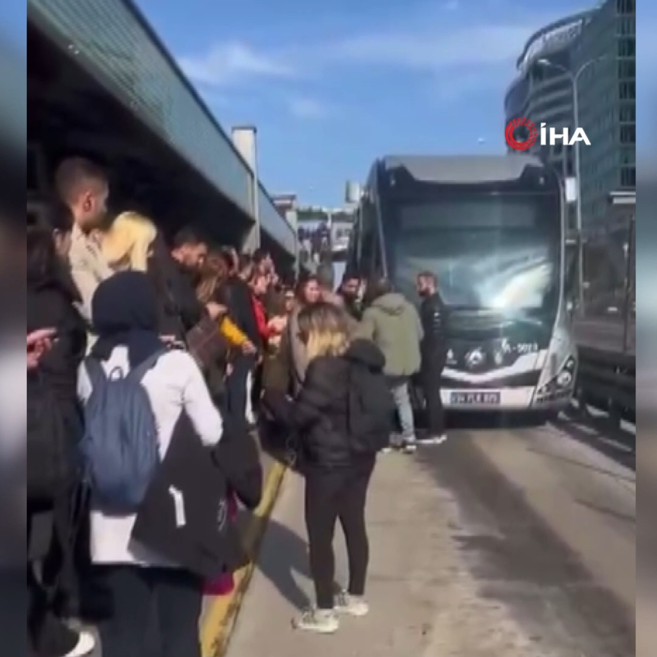 Metrobüsün önüne atladılar
