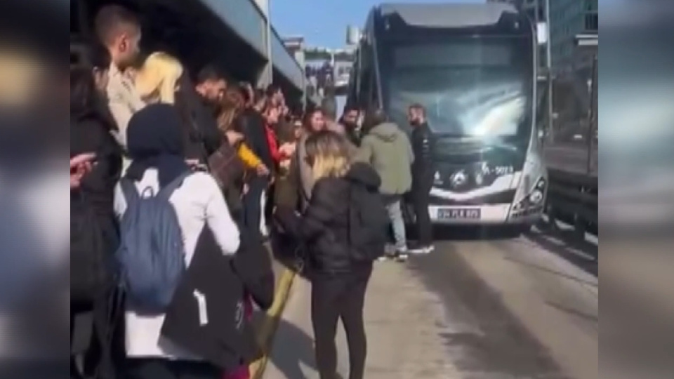 Metrobüsün önüne atladılar