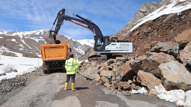 Hakkari'ye ulaşım için 3 güzergahta çalışma