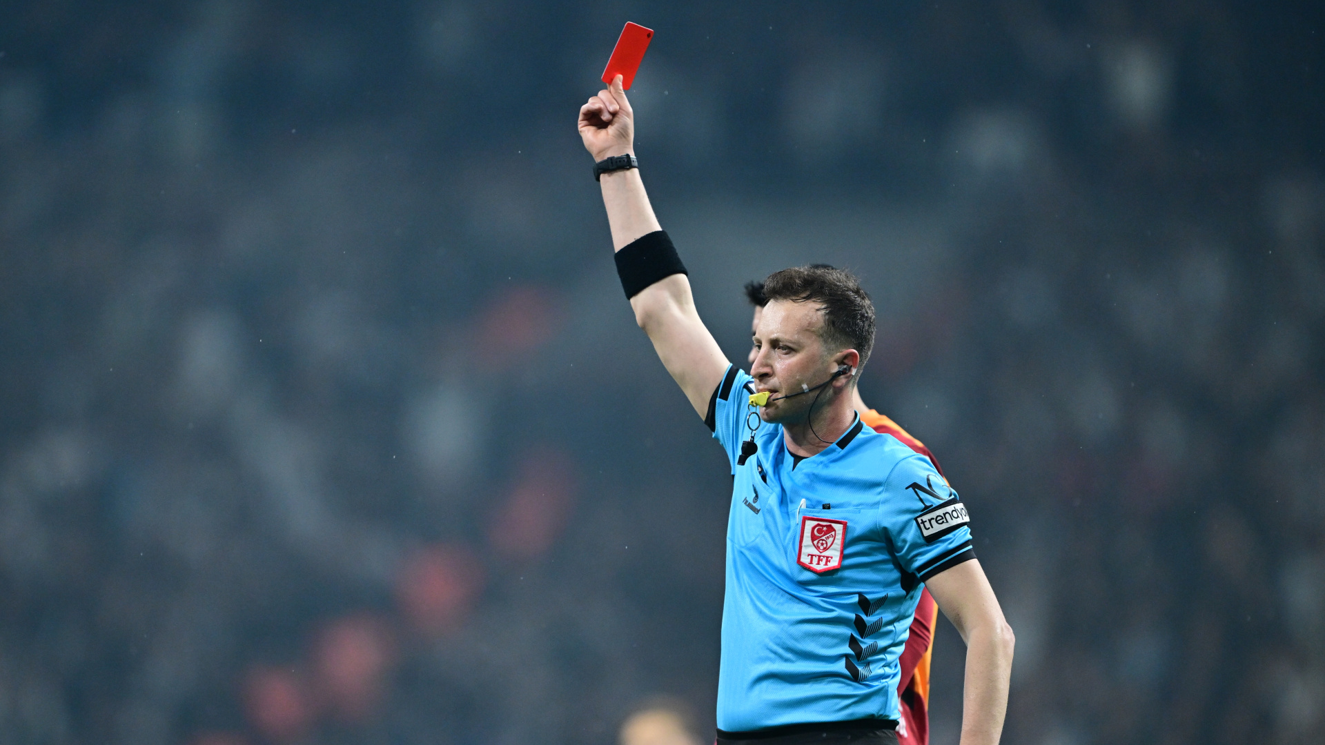 Derbide kartlar havada uçuşuyor!