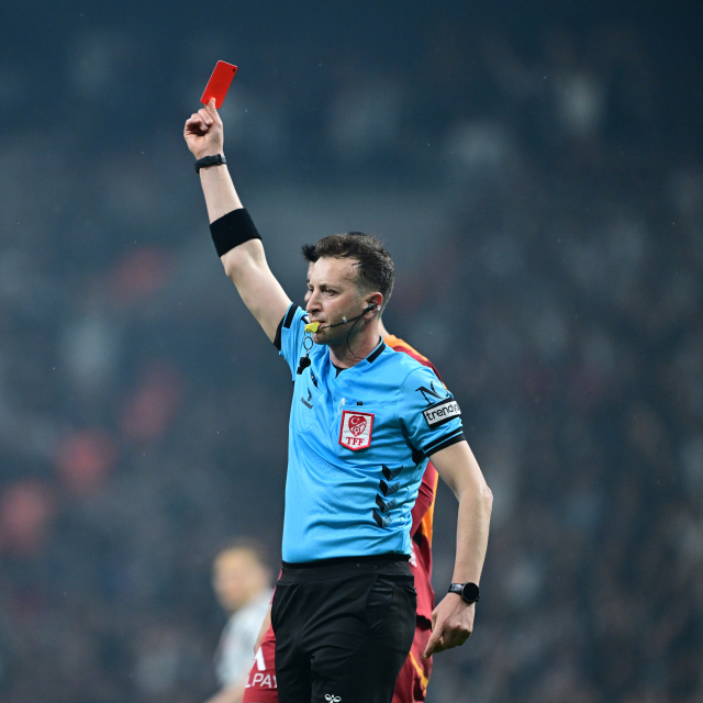 Derbide kartlar havada uçuşuyor!