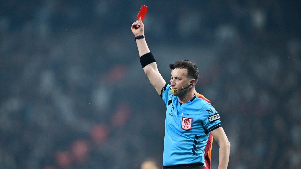 Derbide kartlar havada uçuşuyor!