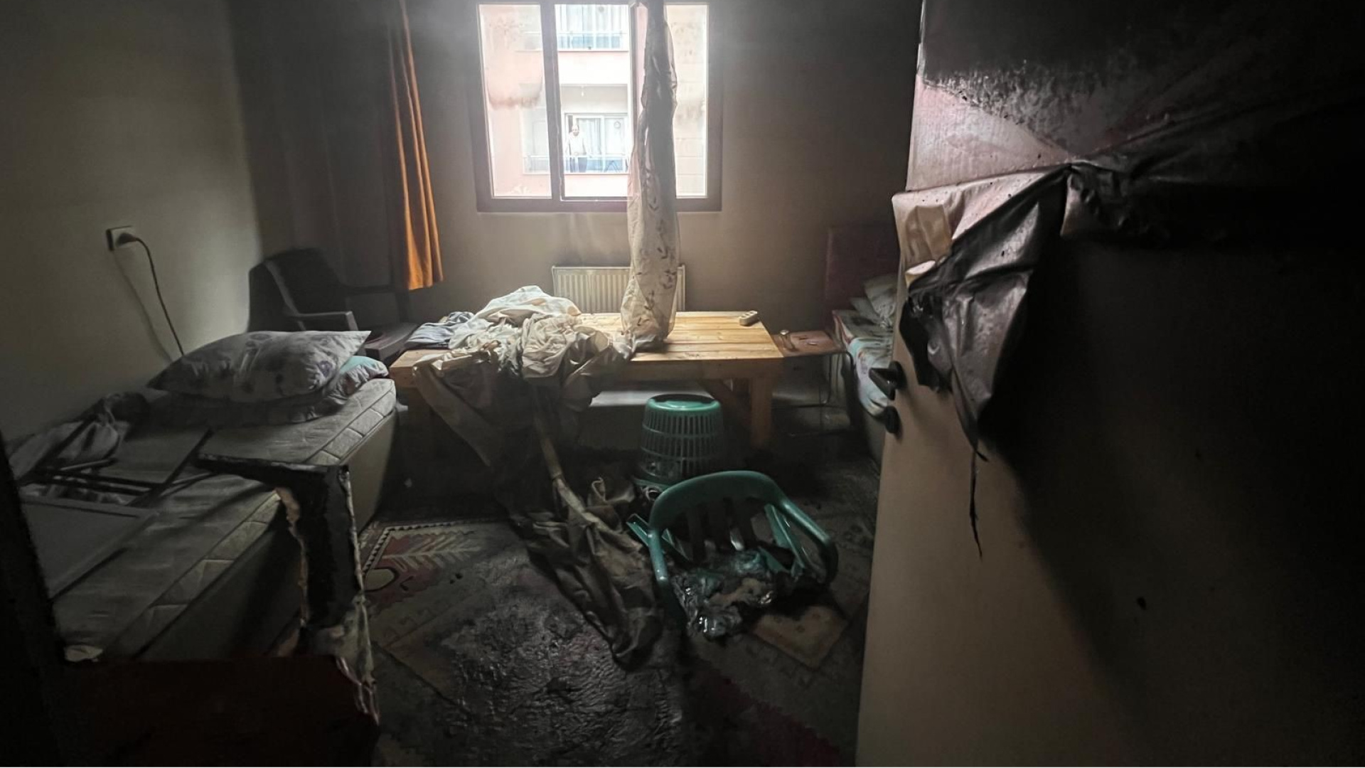 Manisa'da evini ateşe veren şüpheli adliyeye sevk edilirken kalp krizi geçirip öldü