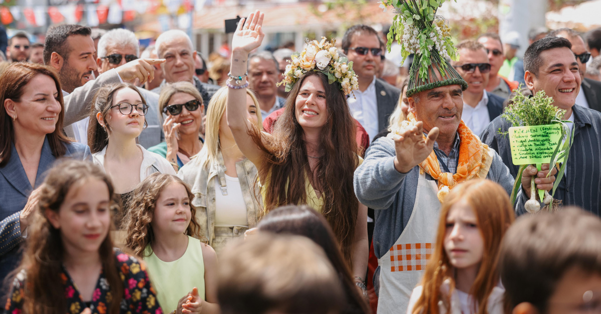 Uluslararası Alaçatı Ot Festivali'nden renkli kortej