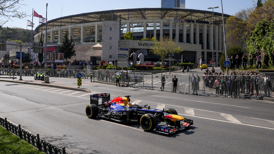 İstanbul sokaklarında Formula 1 şov