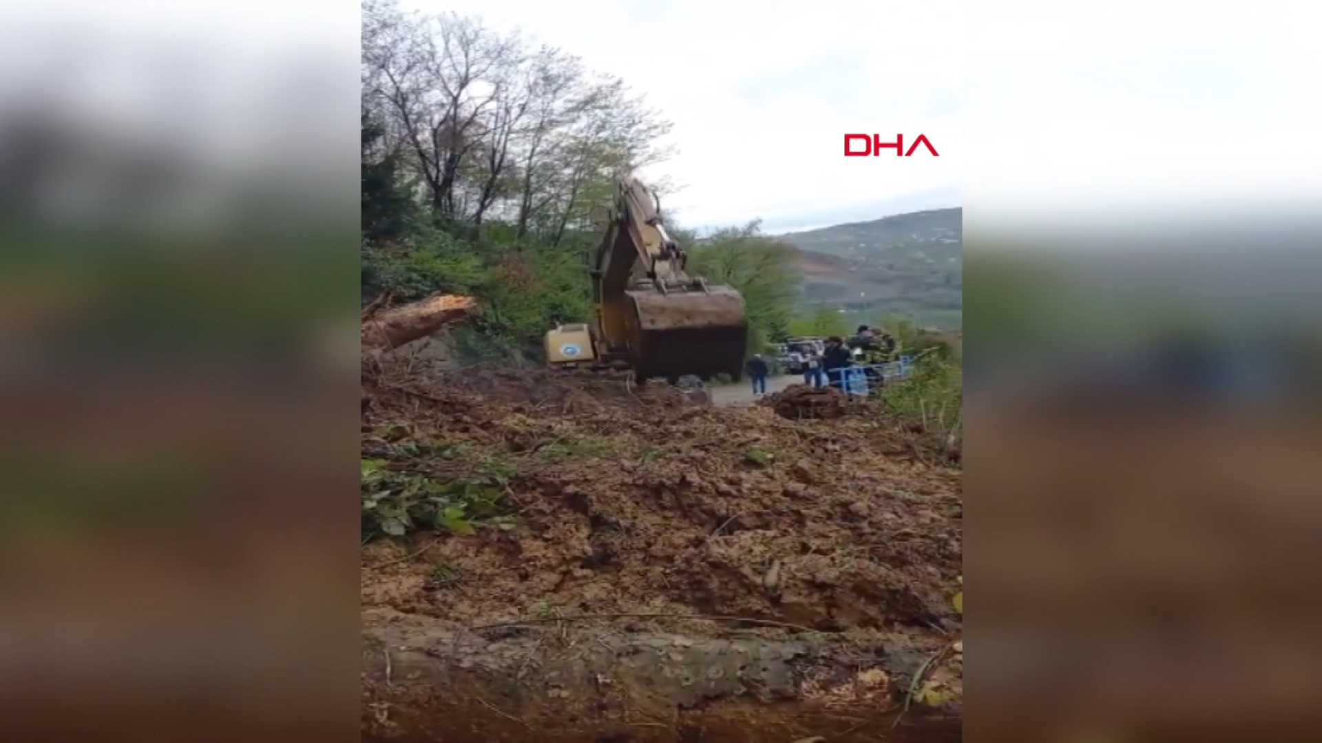 Trabzon Ortahisar'da heyelan: Mahalle yolu ulaşıma kapandı