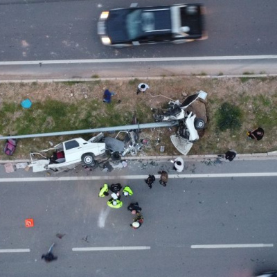 Mersin'de kaza: Araç ikiye bölündü