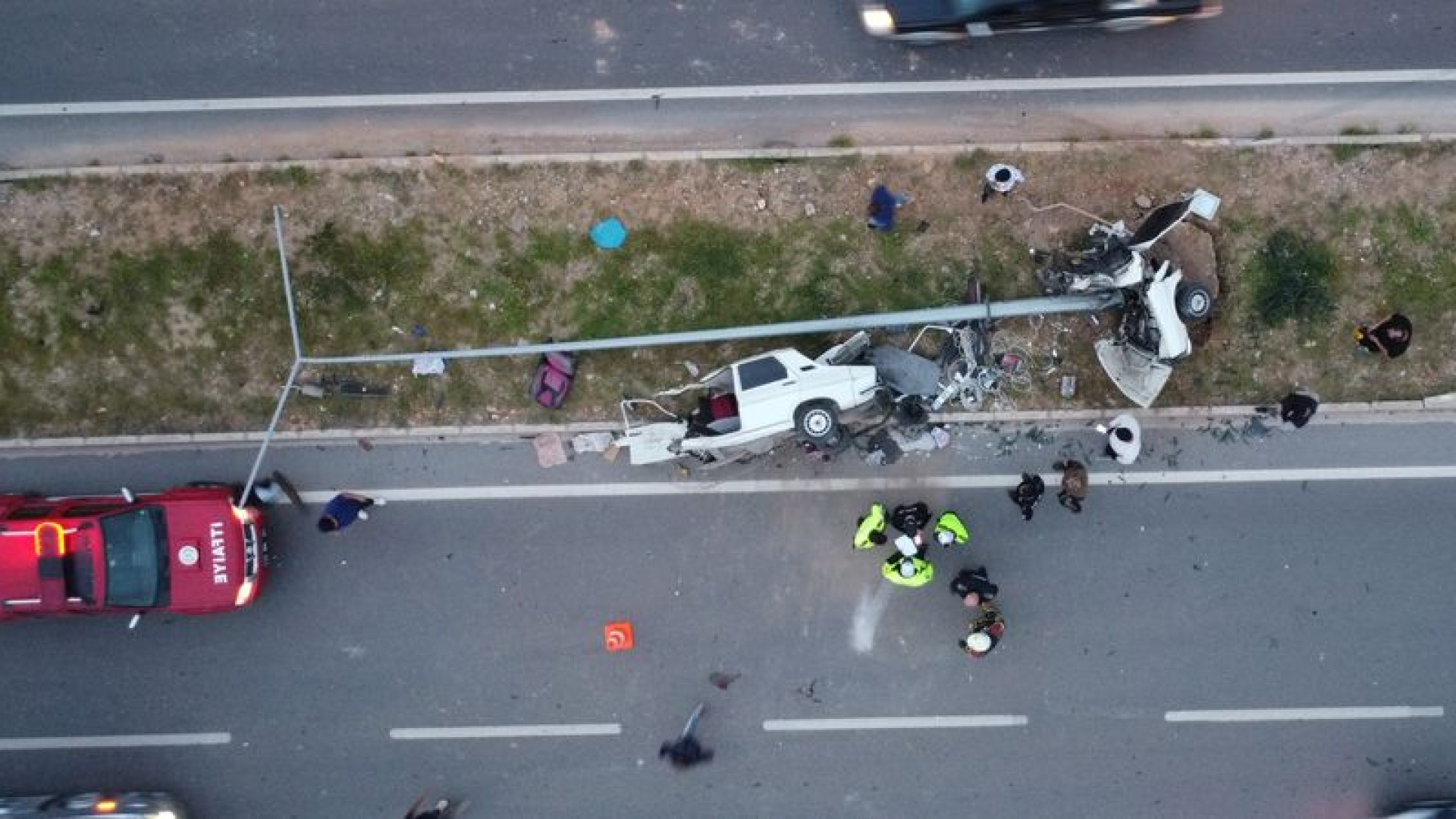 Mersin'de kaza: Araç ikiye bölündü | Son dakika haberleri
