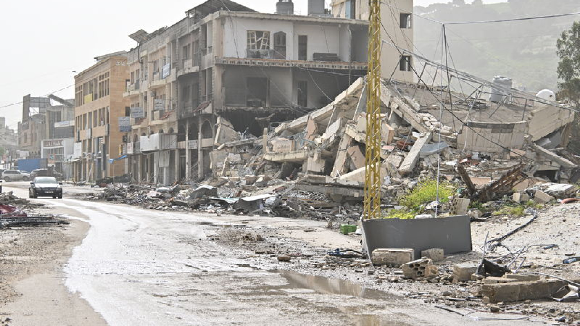 İsrail ateşkese rağmen Lübnan'ın güneyine hava saldırıları düzenledi
