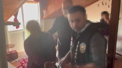 Saklandığı evdeki gizli bölmede yakalandı