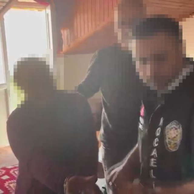 Saklandığı evdeki gizli bölmede yakalandı