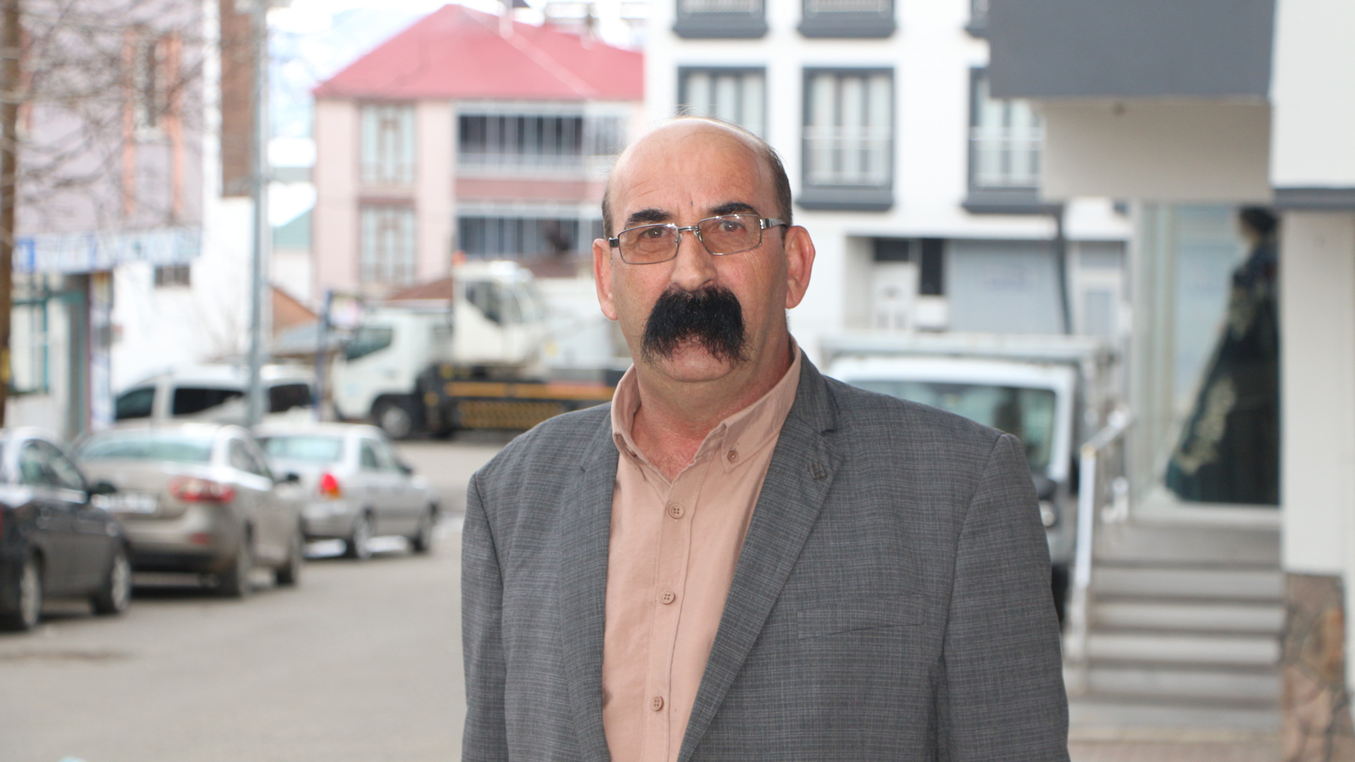 İlçe başkanı bıyıklarıyla gündem oldu! Bıyıklarımı çekemeyen, kıskanan da var`