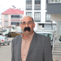 İlçe başkanı bıyıklarıyla gündem oldu!