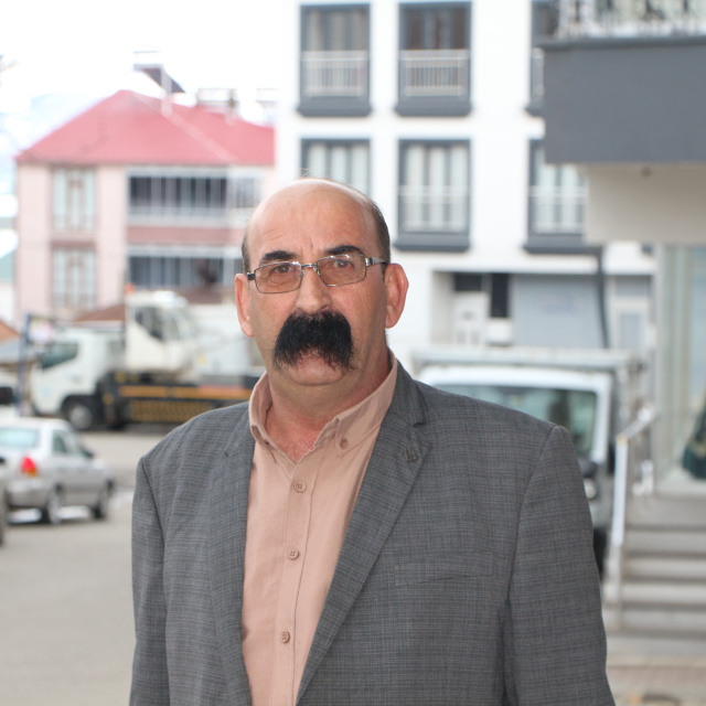 İlçe başkanı bıyıklarıyla gündem oldu!