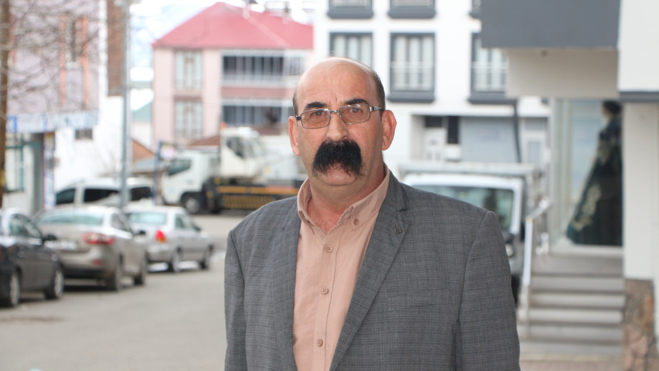 İlçe başkanı bıyıklarıyla gündem oldu!