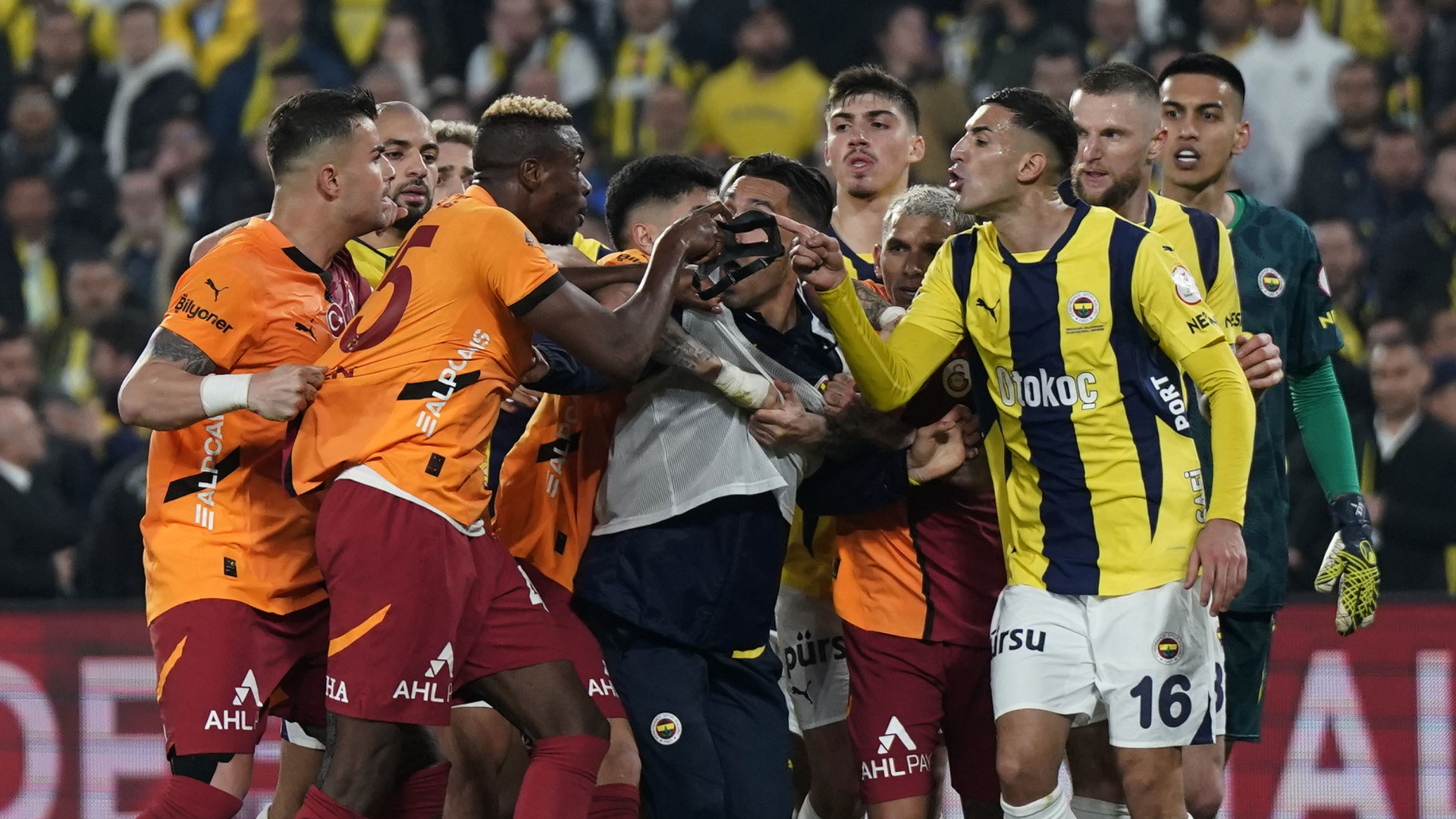 Galatasaray-Fenerbahçe derbilerinde ceza faturası 19 milyon lirayı aştı