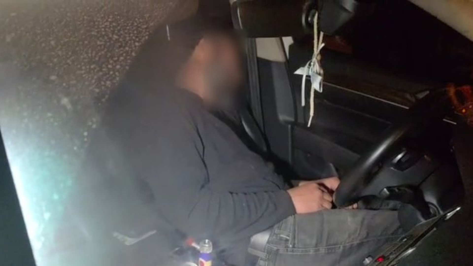 Sızan sürücüyü uyandırmak için aracı beşik gibi salladılar