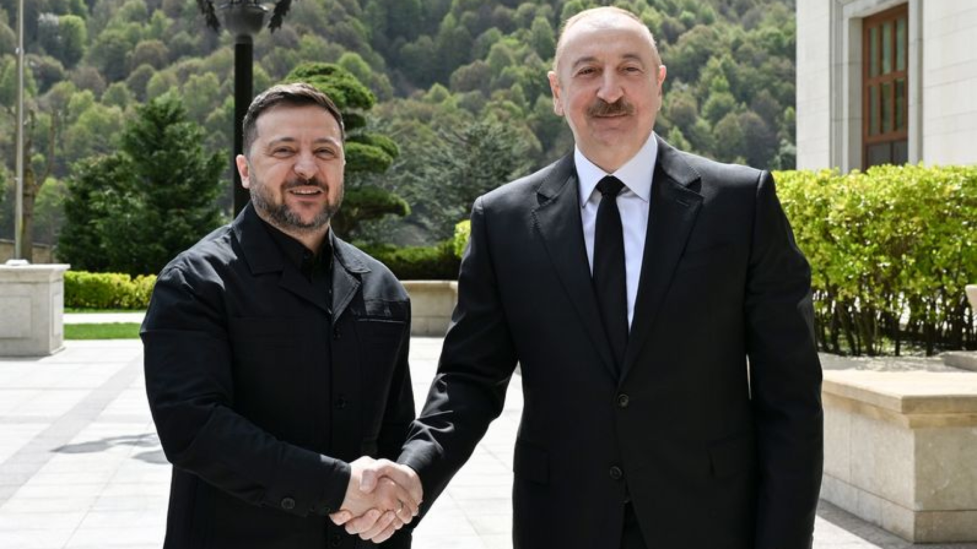 Aliyev ve Zelenskiy Azerbaycan'ın Gebele kentinde bir araya geldi