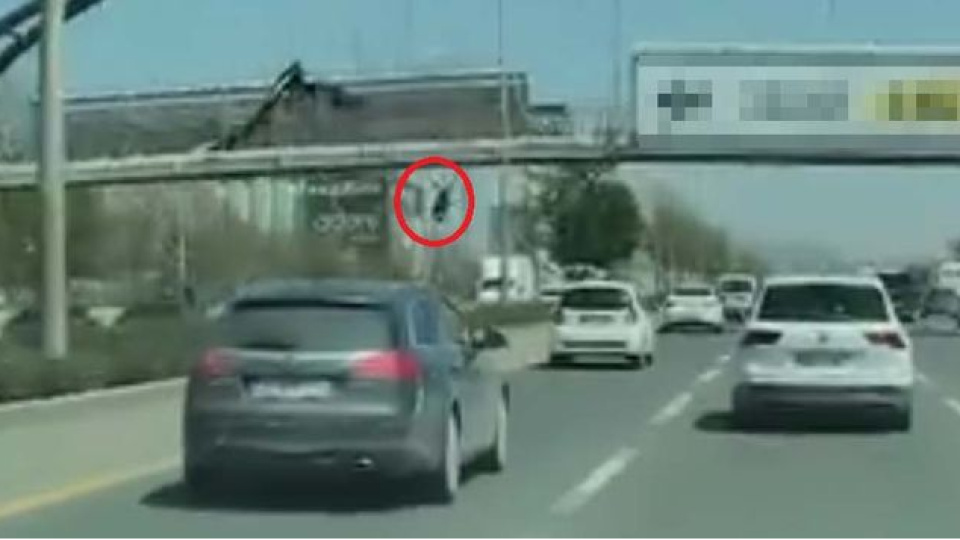 Afiş asarken hayatından oldu