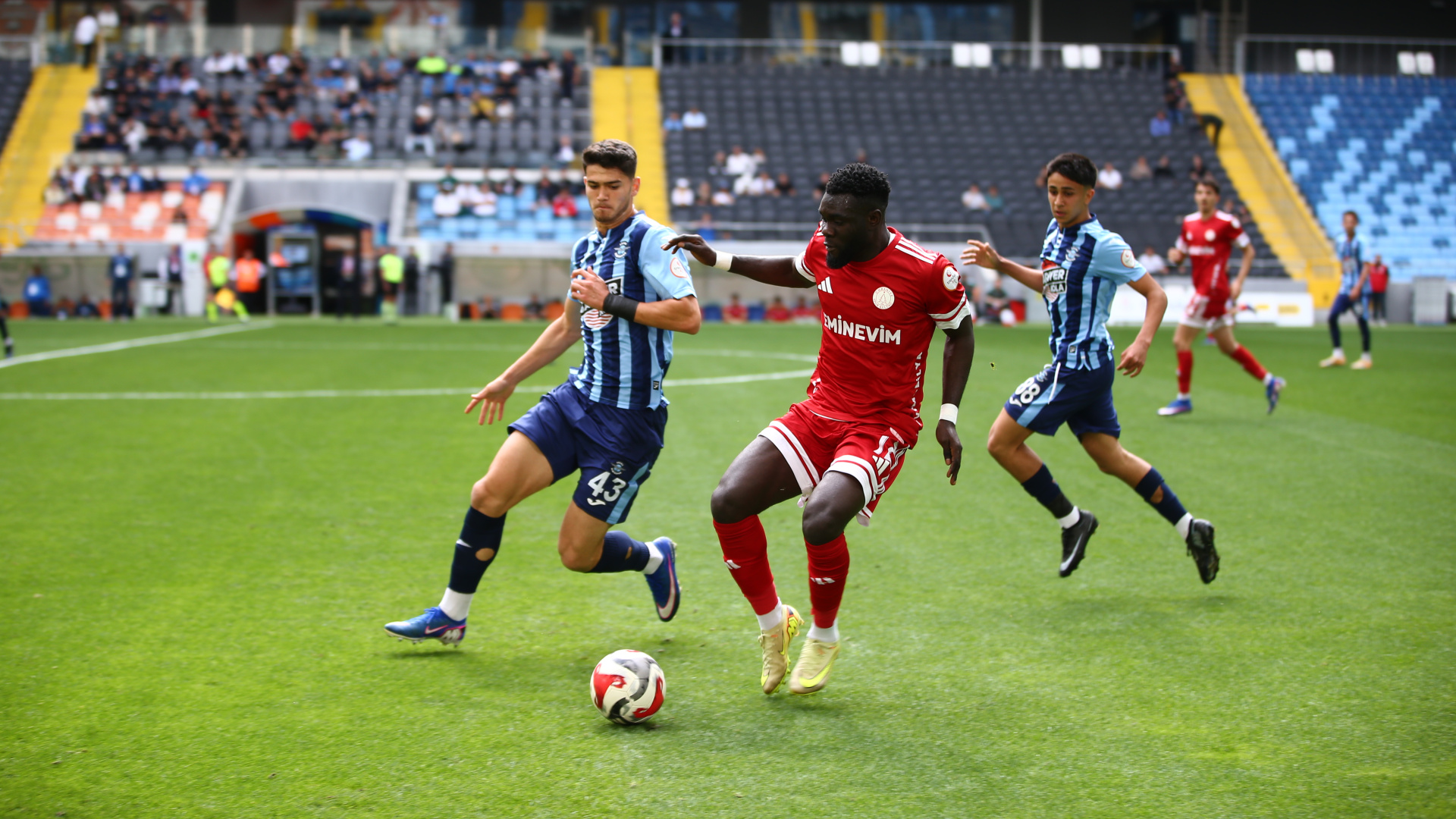 Ümraniyespor, Adana Demirspor'u 3-1 Devirdi: 1. Lig'de 14. Sıraya Yükseldi