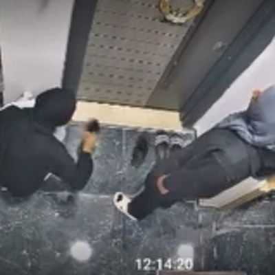 Kapı önünde şüpheli anlar