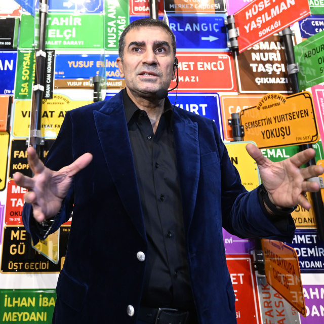 Güneşten kelime yontan bir sanatçı için sözlük