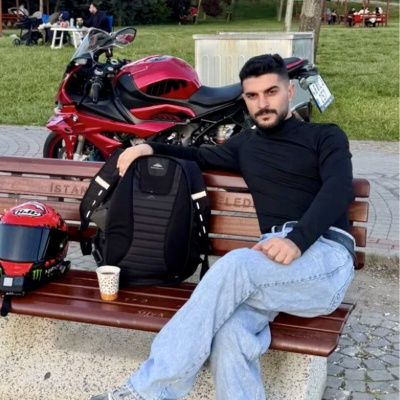 Bariyerlere çarpan motosiklet sürücüsü öldü