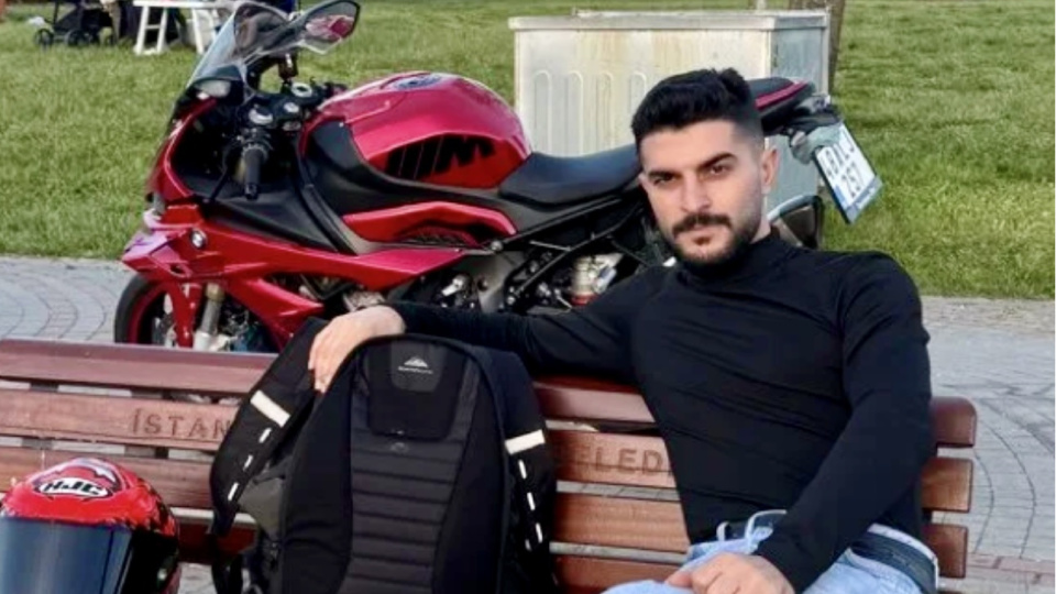 Bariyerlere çarpan motosiklet sürücüsü öldü