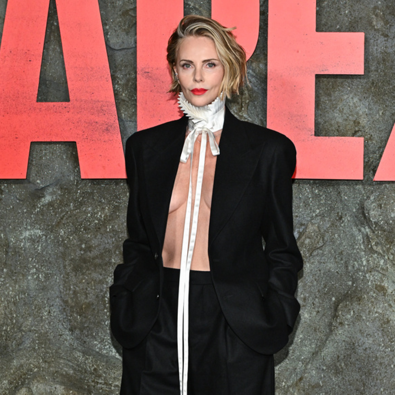 Kayanın tepesine tırmandı