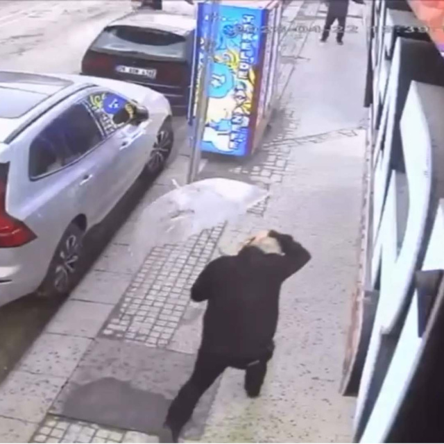 Rüzgar camı patlattı, kafasına düştü