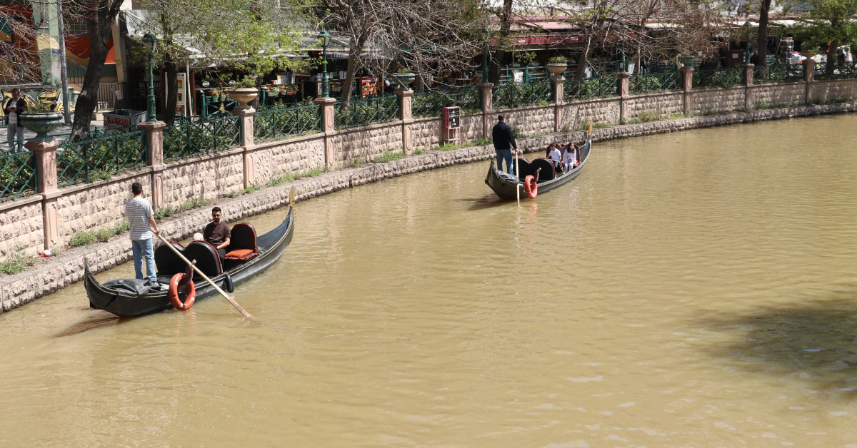 Porsuk Çayı kahverengiye büründü, turistler şaşkınlık