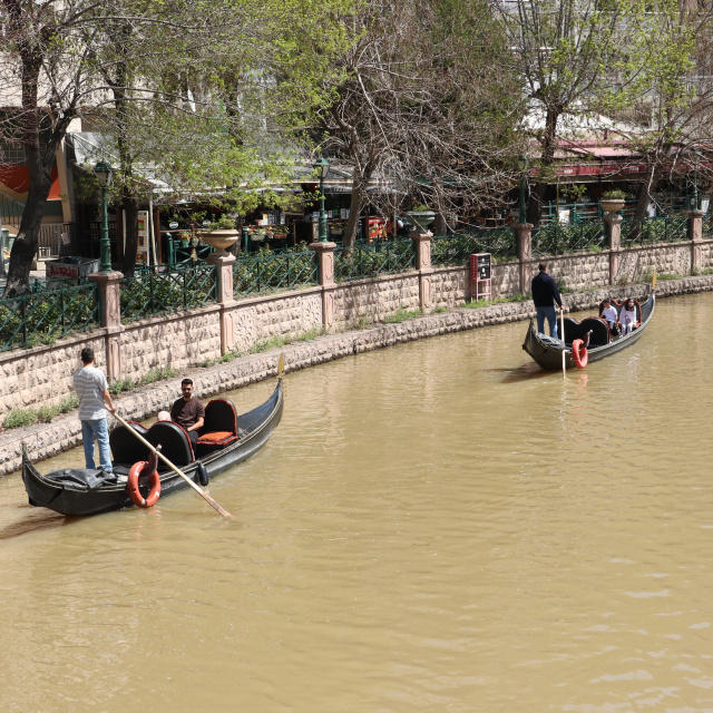 Porsuk Çayı kahverengiye büründü