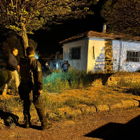 Şiddet ihbarına giden polislere ateş açıldı!