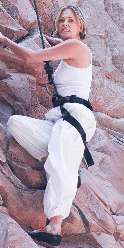 Kayanın tepesine tırmandı