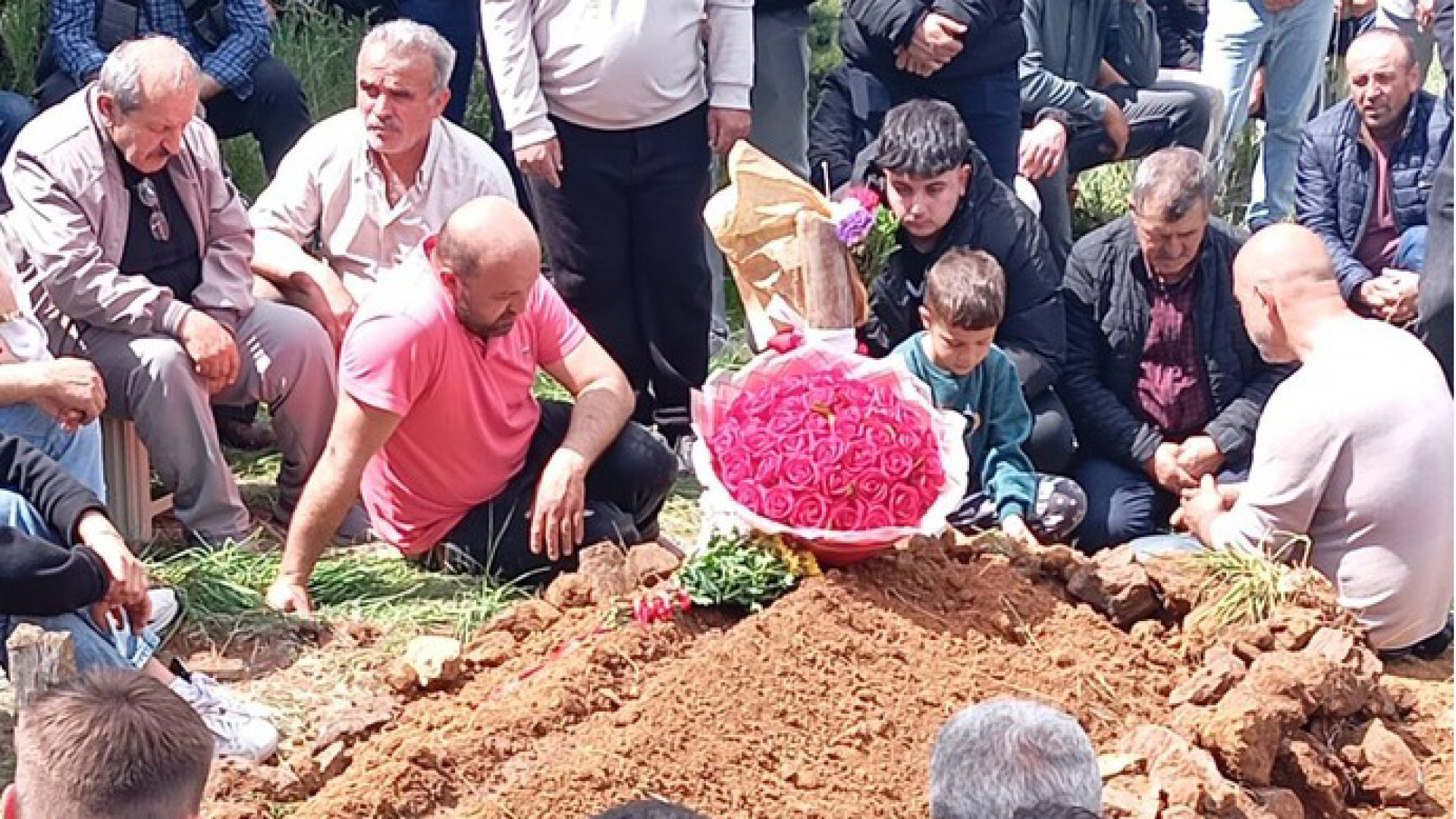 Kahreden görüntü! Gelin çiçeğini, mezarın başına koydu! | Son dakika haberleri