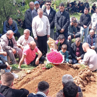 Kahreden görüntü! Gelin çiçeğini, mezarın başına koydu!