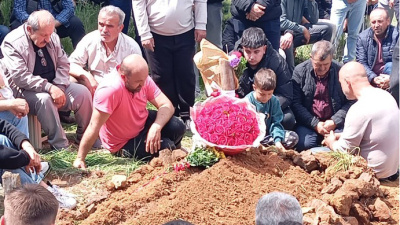 Kahreden görüntü! Gelin çiçeğini, mezarın başına koydu!