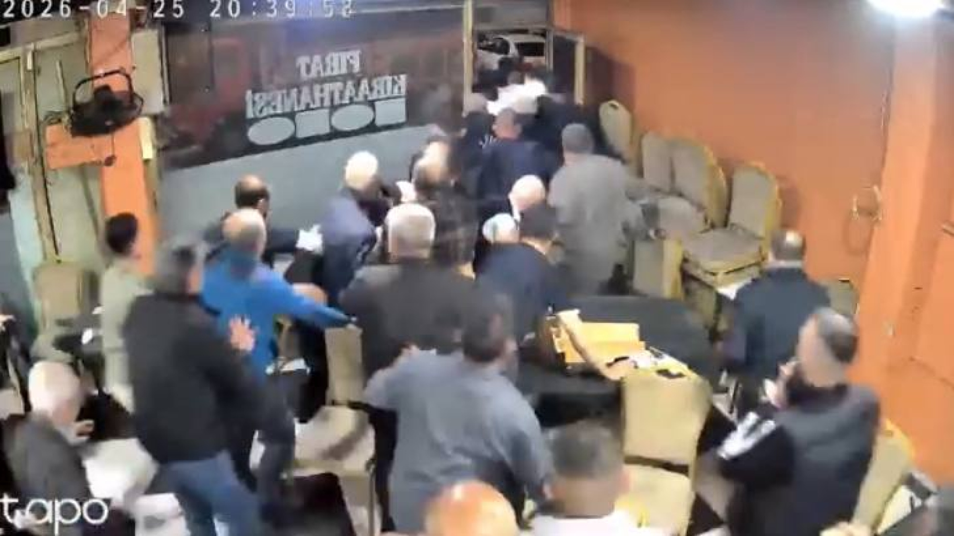 Müzik sesi camı titretince deprem sanıp kaçtılar! | Son dakika haberleri