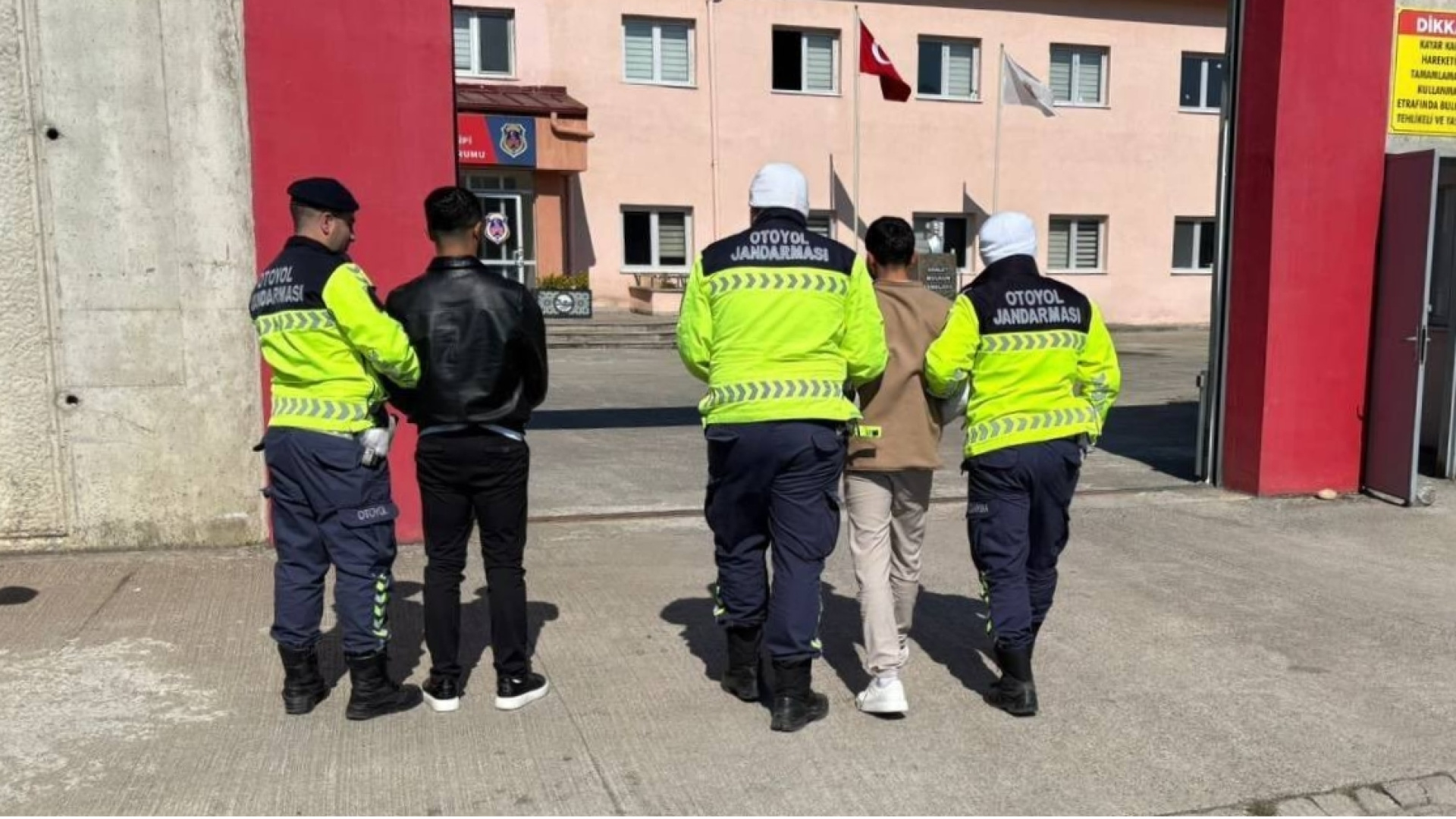 Hatay'da yasa dışı yollarla yurda giren 14 düzensiz göçmen yakalandı