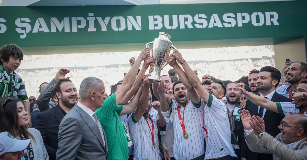 Bursaspor kupayı kazanıp 1. Lig'egeçişi
