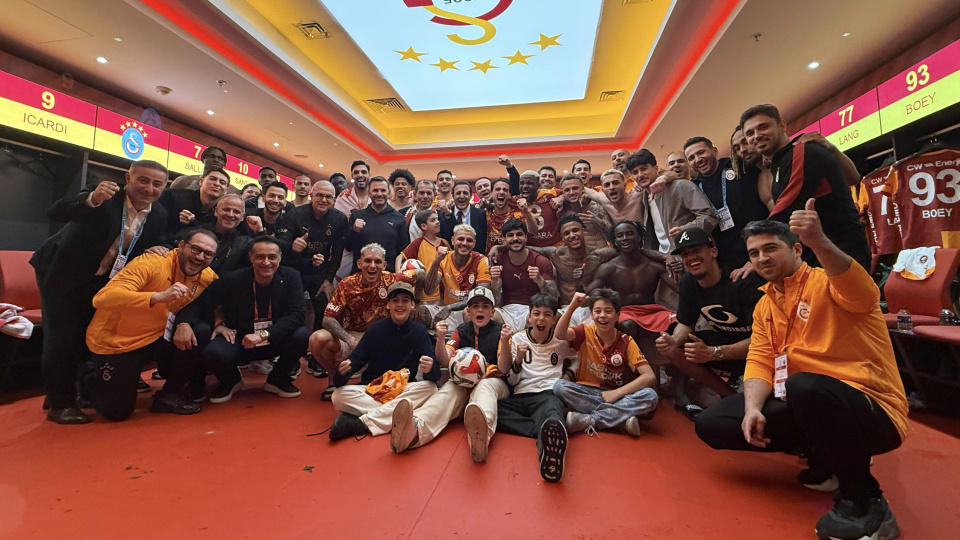 Soyunma odasında zafer pozu!