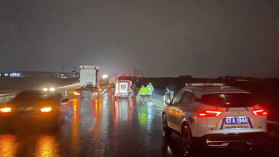 Şarampole devrilen otomobilde 6 kişi yaralandı