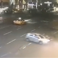 Otomobilin çarptığı motosiklet durağa daldı! Can kaybı var!