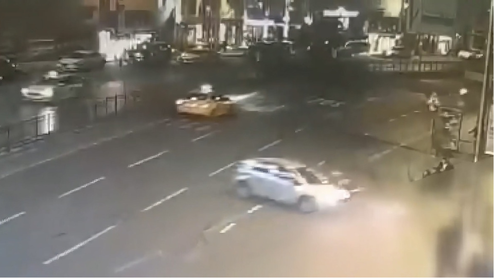 Otomobilin çarptığı motosiklet durağa daldı! Can kaybı var!